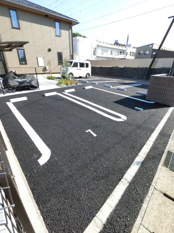 ファミール・AMAKAの駐車場