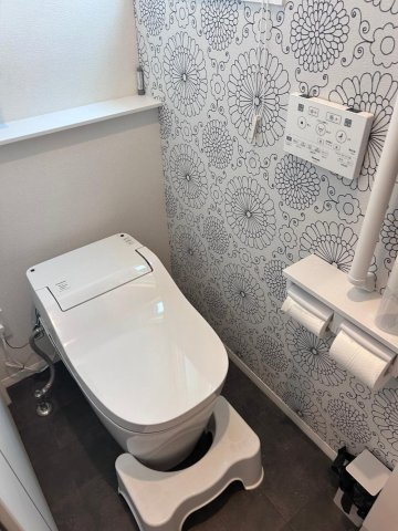 国松町　中古一戸建てのトイレ|温水洗浄便座
■物件内覧・資金計画相談・住宅ローン相談、リフォーム相談、お問合せ受付中■
※当日・翌日のご内覧、ご相談はお電話でのお問合せがスムーズです！