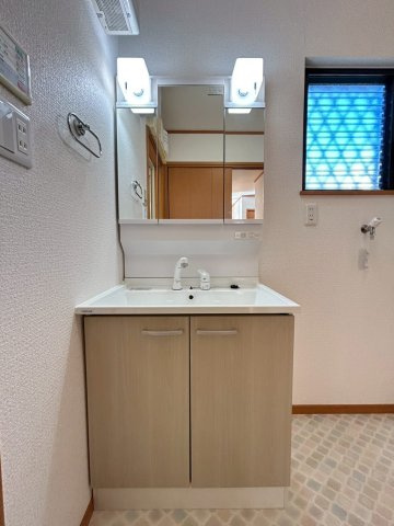 所沢市向陽町　中古戸建の独立洗面台|2/3　撮影