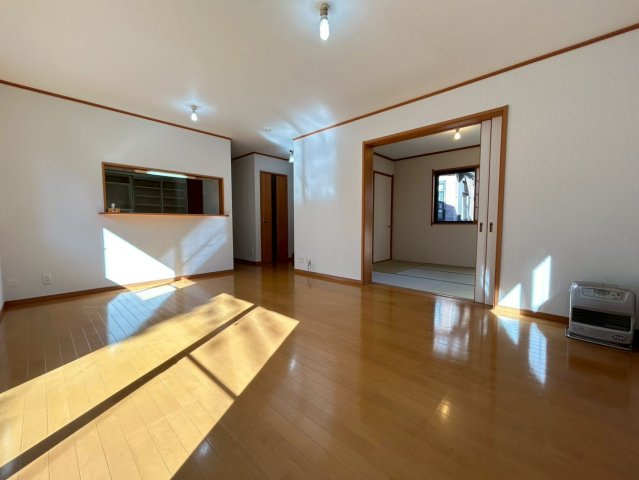 所沢市向陽町　中古戸建の居間・リビング|2/3　撮影