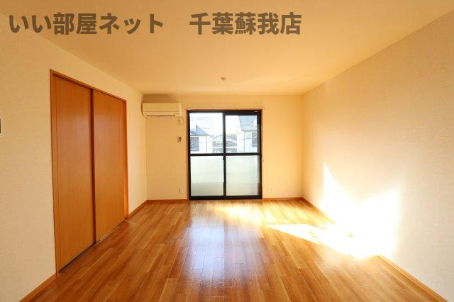 ミルフィーユおゆみ野　Ⅲの洋室|2ヶ所の窓で風通しも良好です！