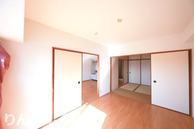 【居間・リビング】 | 第19柴田マンション | こちらのリビングで趣味の時間をお楽しみください