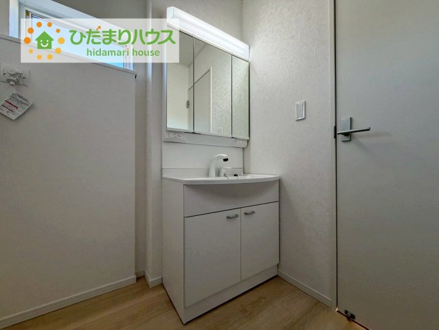 北茨城市磯原町上相田第2　新築戸建の独立洗面台|三面鏡の大きな鏡は憧れます(^^♪ 鏡の後ろは収納となっていて、細かいものでも収納できるのでスッキリと整理できます！