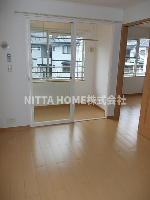 トゥー・ル・モンド・ヌーベルの居間・リビング|１１．３帖のサンルーム付き★