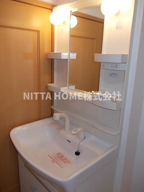 トゥー・ル・モンド・ヌーベルの洗面所|独立洗髪洗面台がついているので身支度に便利です◇