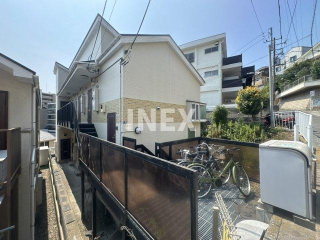横浜市磯子区森４丁目のアパートの外観