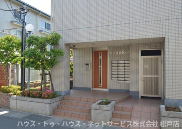 メイクス F棟のエントランス