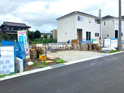 富士宮市万野原新田２期　新築戸建　全３棟　１号棟の前面道路含む現地写真