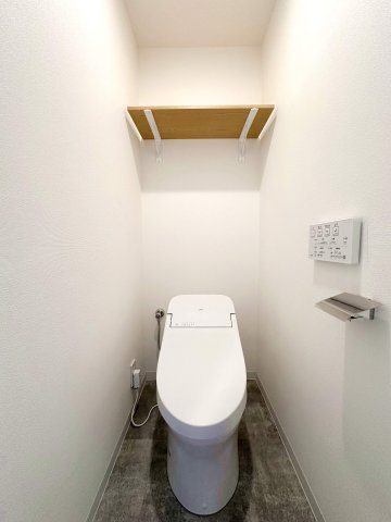 セントラルコート草加新田のトイレ|トイレは新規交換済みで気持ちよくお使いいただけます。トイレットペーパー等の収納に便利な収納棚も完備。