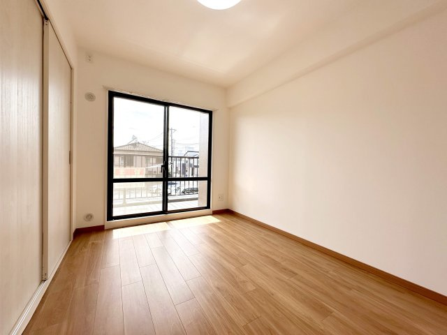 セントラルコート草加新田の洋室|【居室】どのお部屋も明るくポカポカ暖かい光が入ってきます♪