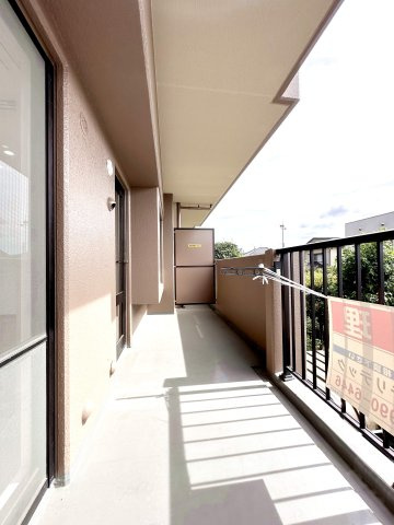 セントラルコート草加新田のバルコニー|たっぷりの陽光と心地よい風が舞い込む住まい♪目の前に高い建物がなく、美しい緑と青い空を臨むことが出来ます！