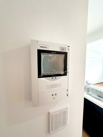 セントラルコート草加新田のセキュリティ|セールス・勧誘の対応にも便利。モニター付きインターフォンが設置の物件は、玄関ではなくカメラで確認できるので、お子様のお留守番や突然の来訪にも安心です♪