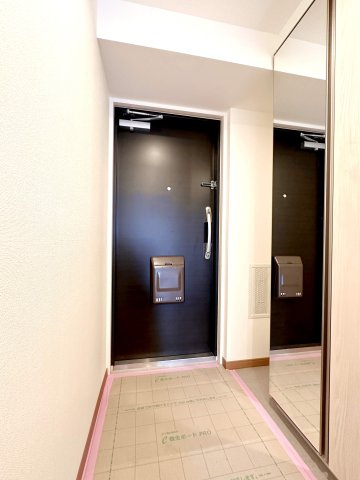 セントラルコート草加新田の玄関|玄関がいつも片付くミラー付きシューズボックス。　全身のコーディネートや身だしなみのチェックに役立ちます♪