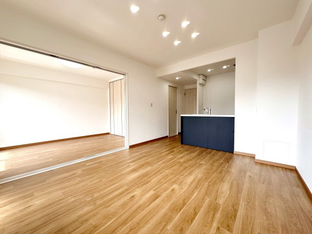 セントラルコート草加新田の居間・リビング|明るい光が射し込む、広々リビングダイニング。家族とのコミュニケーションがさらに広がります