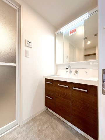 セントラルコート草加新田の独立洗面台|清潔感のある色で統一されたプライベート空間は、身だしなみチェックや肌のお手入れに最適です。収納もあり、スッキリと見映えの良い空間に拵えました。