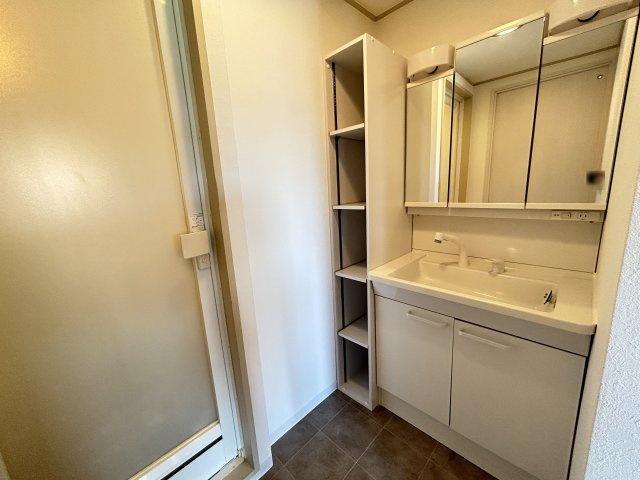 研究学園5団地・525号棟の独立洗面台