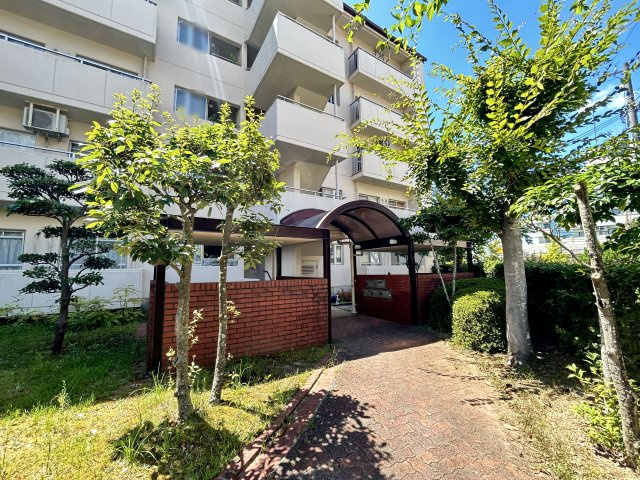 研究学園5団地・525号棟の庭