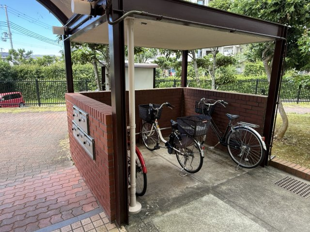 研究学園5団地・525号棟の駐輪場