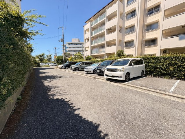 研究学園5団地・525号棟の駐車場