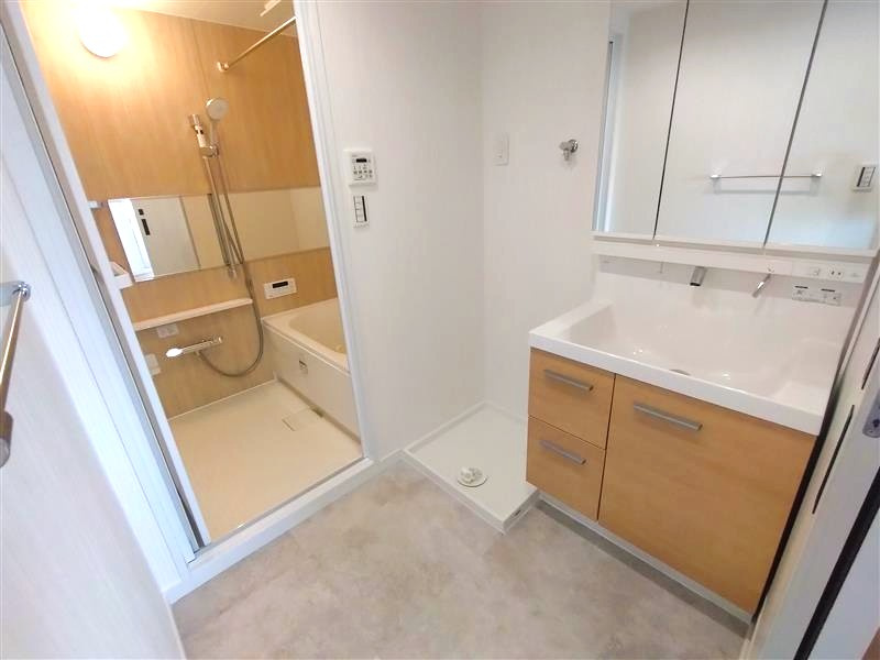 真栄マンション泉楽の洗面所|ゆったりとスペースのある洗面所