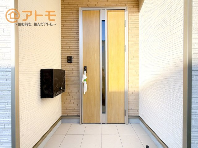 【玄関】 | 沼津市沢田町第1　新築戸建　3号棟 | 落ち着いた色合いの玄関はダブルロックで防犯性に優れた仕様になっています♪