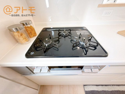 【設備】 | 沼津市沢田町第1　新築戸建　3号棟 | ３口コンロは使い勝手がよくお料理も楽しくなりそうです♪