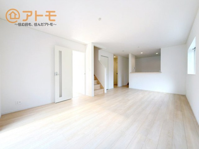 【居間・リビング】 | 沼津市沢田町第1　新築戸建　3号棟 | 家族団らんのイメージは、リビングを思い浮かべませんか？リビングこそ広々とした空間が良いですね♪
