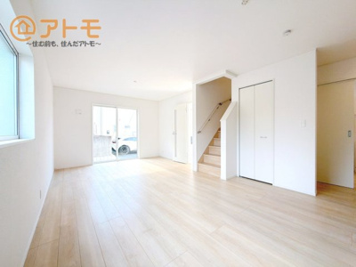 【居間・リビング】 | 沼津市沢田町第1　新築戸建　3号棟 | 広々と開放的なLDKは、家族が自然と集まる広さ♪お子様のリビング学習にもピッタリ♪