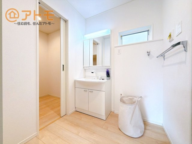 【独立洗面台】 | 沼津市沢田町第1　新築戸建　3号棟 | 収納豊富な３面鏡の洗面化粧台は使い勝手良好♪