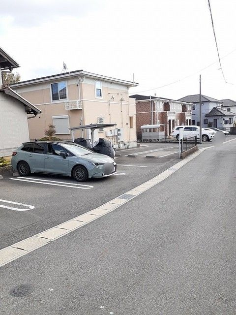 リヴェールＭの駐車場