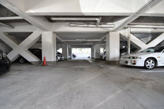 【駐車場】 | マンションの駐車場スペース。空きの有無や駐車料金、サイズ規定などについては、改めてお問い合わせください。～即日のご見学可能～　お問合せはお気軽にどうぞ。
