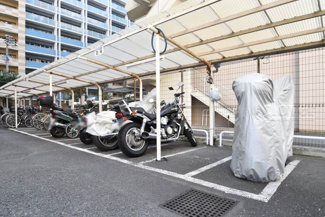 【駐車場】 | バイク置き場。空き区画の有無や駐輪料金、サイズおよび排気量規定などについては、改めてお問い合わせください。～即日のご見学可能～　お問合せはお気軽にどうぞ。
