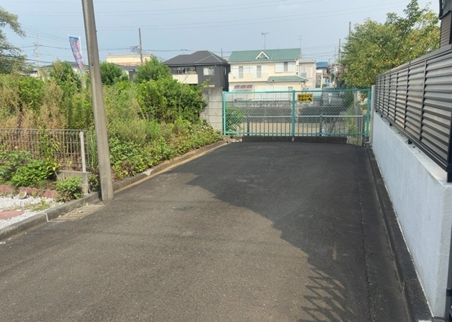 【外観】 | 土地の形が極端に長細かったり、狭小地、あるいは道路との高低差がある傾斜地だった場合、後々売ろうとしても買い手がつかない場合もあります。後々、売却することになった時に価値の下がらない土地を選びましょう。