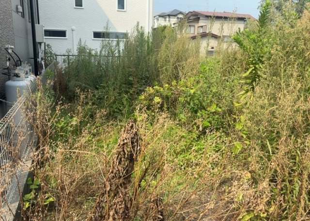 【外観】 | 家を建てる場合、方位は要チェックです。現実的に日当たりのよい家ならばリビングは南側、建築基準法でも北側に当たる家への配慮は求められています。土地を見学に行く際は、方位磁針を持って行くようにしましょう。