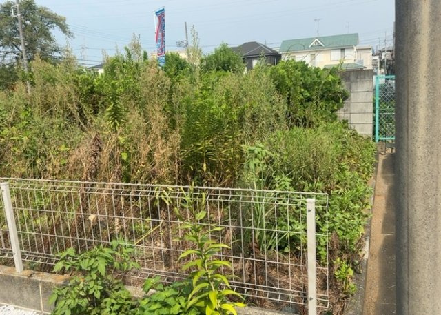 【外観】 | 土地の前の道路に消火栓が設置されていることがあります。この場合、道路交通法第45条第1項により、駐車禁止の場所が指定されています。そのため、車庫などの駐車スペースをつくることができない場合があります。