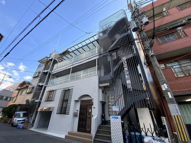 【外観】 | 螺旋階段のマンションです。