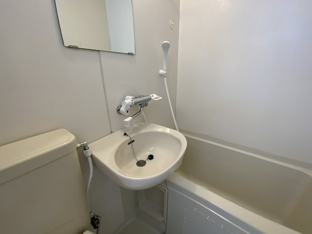 【洗面所】 | 鏡付きの洗面台です。