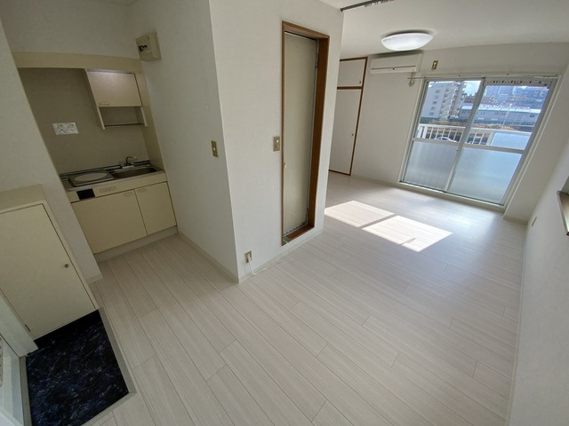 【居間・リビング】 | 清潔感のある内装です。