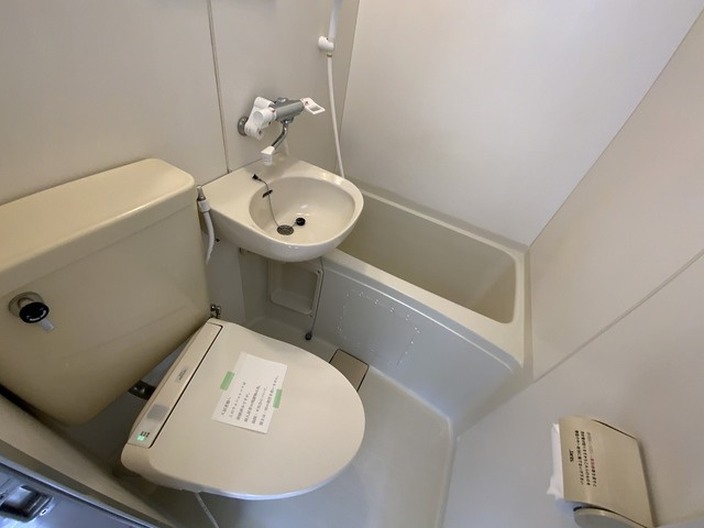 【浴室】 | 白基調のバスルームです。