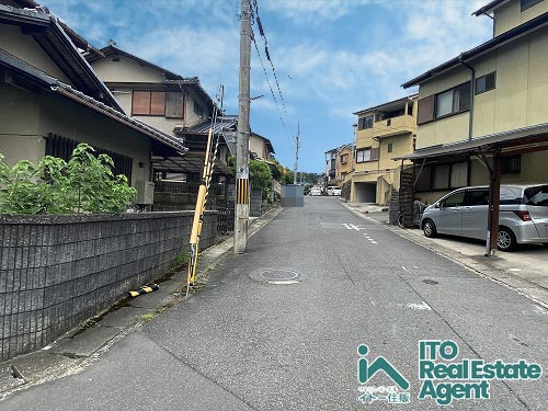 静市市原町 中古戸建の前面道路含む現地写真
