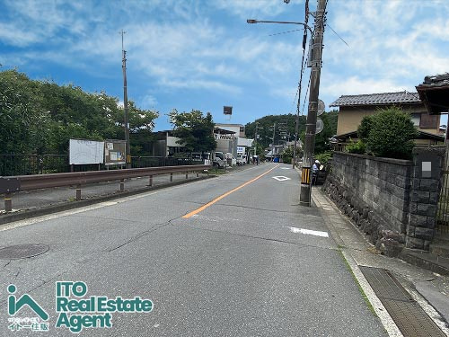 静市市原町 中古戸建の前面道路含む現地写真