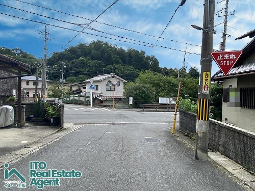 静市市原町 中古戸建の前面道路含む現地写真