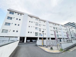【外観】 | 手入れの行き届いた外壁やエントランスなど、「見ればわかる」レベルで清潔感を保ったマンションです。築年数を感じさせない姿で皆様をお出迎えします。～即日のご見学可能～　お問合せはお気軽にどうぞ。