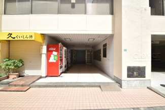 【エントランス】 | お客様を、そして住人を出迎えてくれるマンションのエントランス。ゴミが落ちていないことからも、管理状態の良さや住民の節度の高さが見て取れます。～即日のご見学可能～　お問合せはお気軽にどうぞ。
