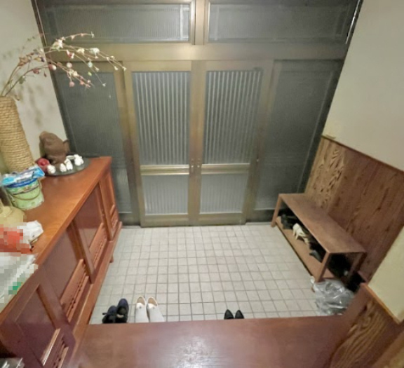 売中古戸建　中央区江之島町の玄関|収納もありますので靴をたくさんお持ちの方にも♪
