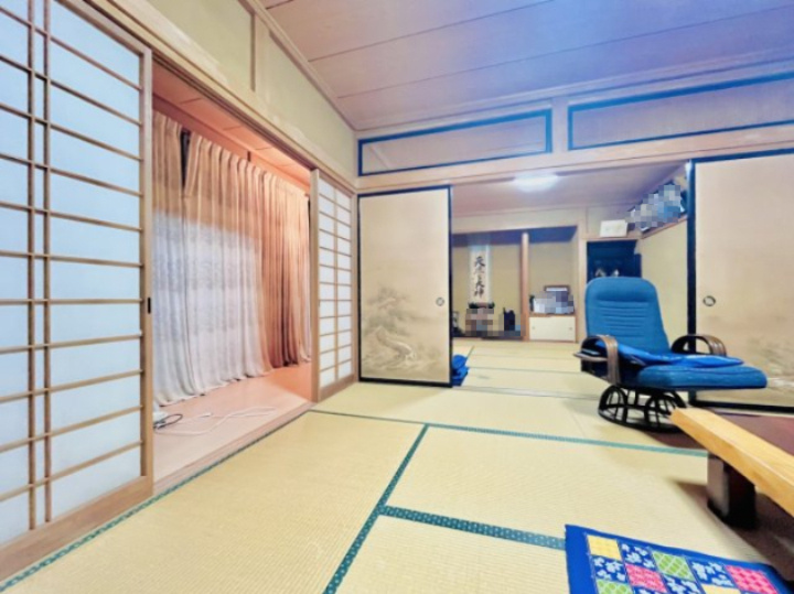 売中古戸建　中央区江之島町の居間・リビング|続き間の和室は開放すれば大広間に、仕切れば個室に。多彩に使える空間です