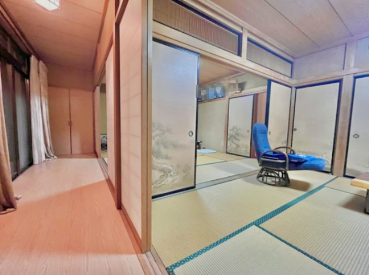 売中古戸建　中央区江之島町の居間・リビング|畳の香りや和の雰囲気が落ち着きを与え、来客にも喜ばれる空間。