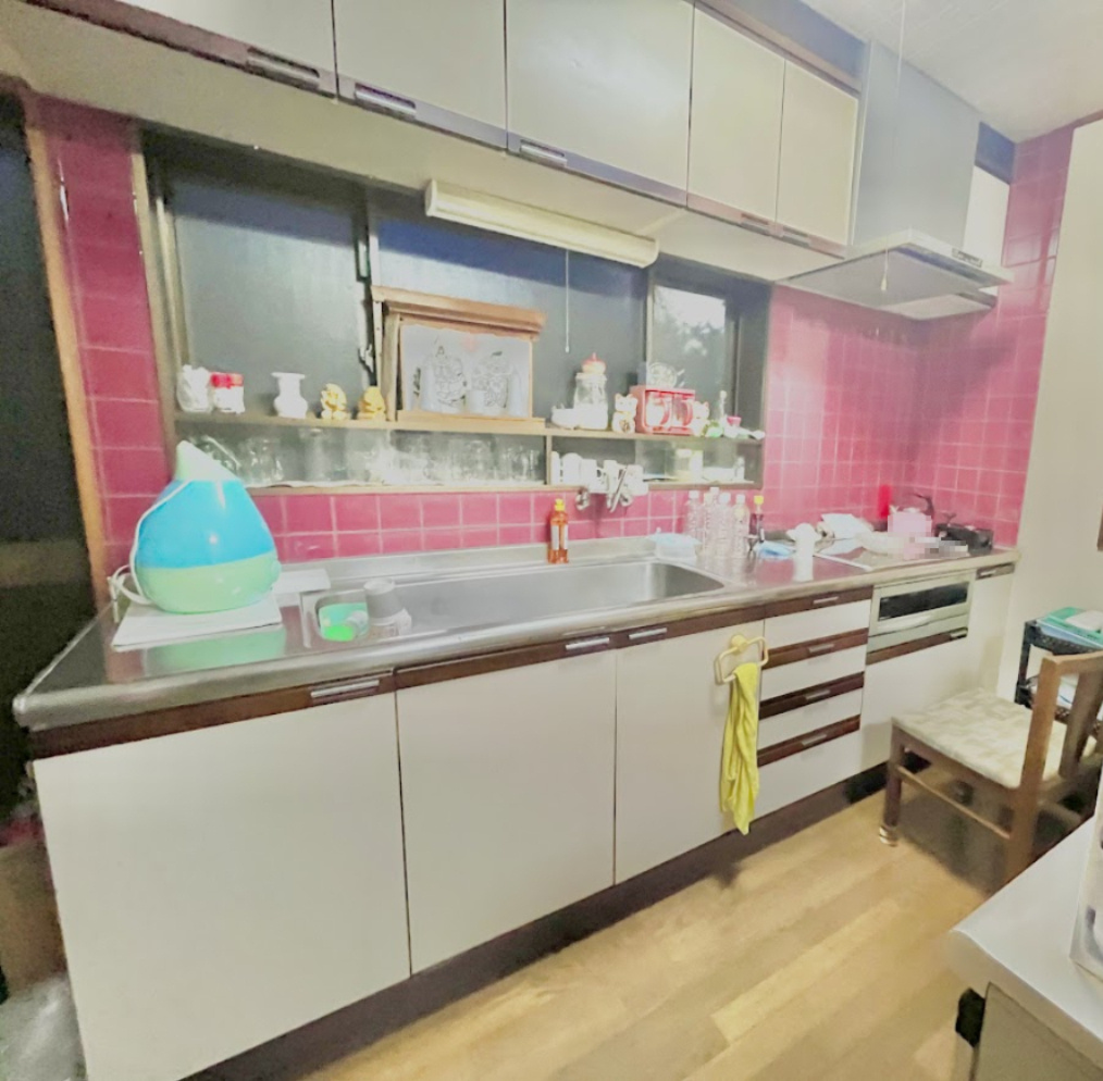 売中古戸建　中央区江之島町のキッチン|収納箇所も豊富です！