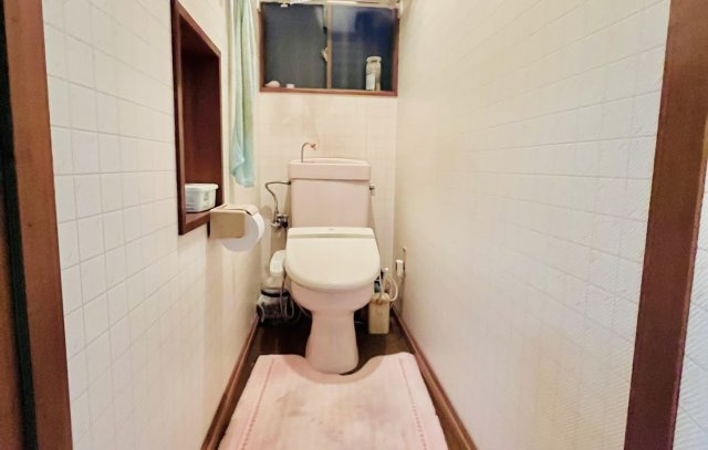 売中古戸建　中央区江之島町のトイレ|窓もあるので換気もしっかりできますね・・