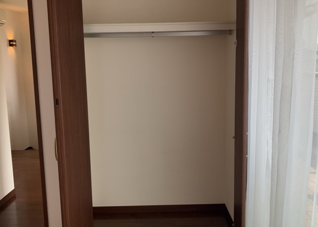 【収納】 | デザイン性を重視しすぎて収納が少なかった！なんてことにならないため、事前に現地で収納の数を確認しておくことをお勧めします。クローゼット以外にも床下収納や屋根裏収納、パントリーなどもチェックしましょう。